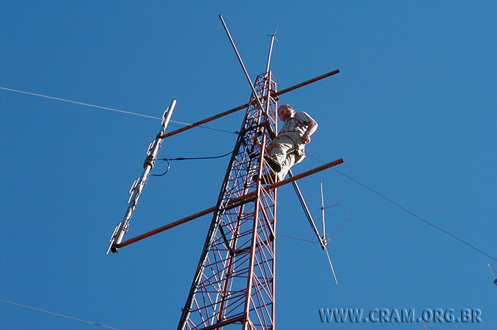 PY2CPA - Evaldo ajustando a antena